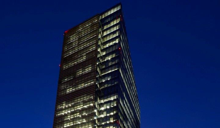 Fotografia notturna dell'edificio sostenibile Torre Diamante sede di BNL BNP Paribas a Milano descritto sul sito.