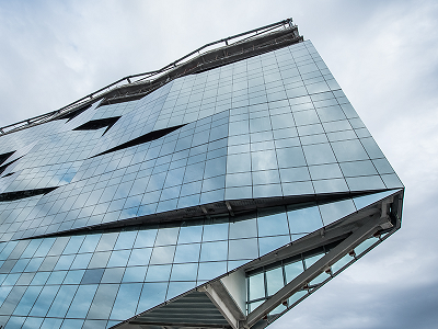 Porzione dell'edificio sostenibile e vetrato a forma di prisma Palazzo Europa, quartier generale di BNL BNP Paribas.