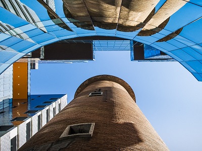 Cisterna di Angiolo Mazzoni si specchia nelle vetrate nel progetto sostenibile di Palazzo Europa in cui è inclusa.
