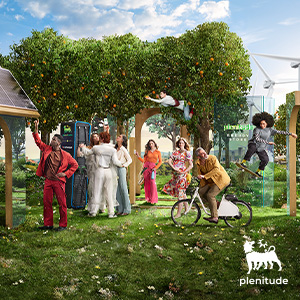 Fotografia dell'ultima campagna pubblicitaria di Plenitude, in un giardino tanti ragazzi e alberi da frutta. 