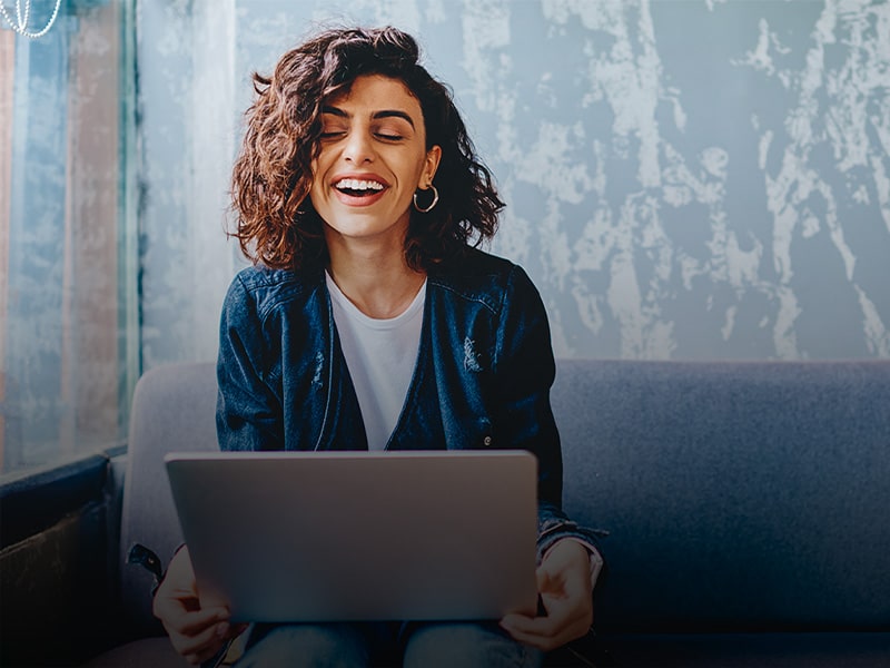 Promo Amex: ragazza al computer