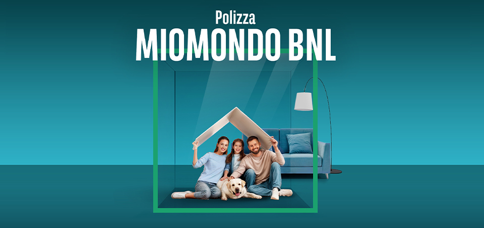 Madre, padre, figlia e cane che hanno sulla testa una protezione a forma di tetto