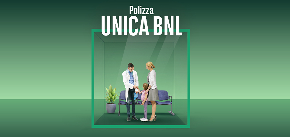 Mamma, figlia e medico che si rivolge alla bambina con un sorriso