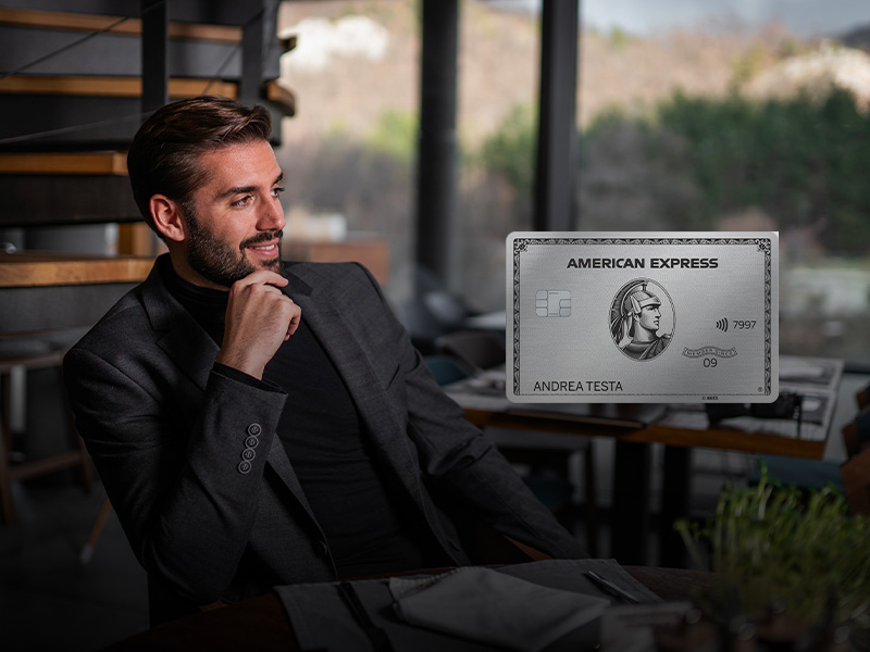 Promo Amex: uomo affascinante con Carta Platino American Express