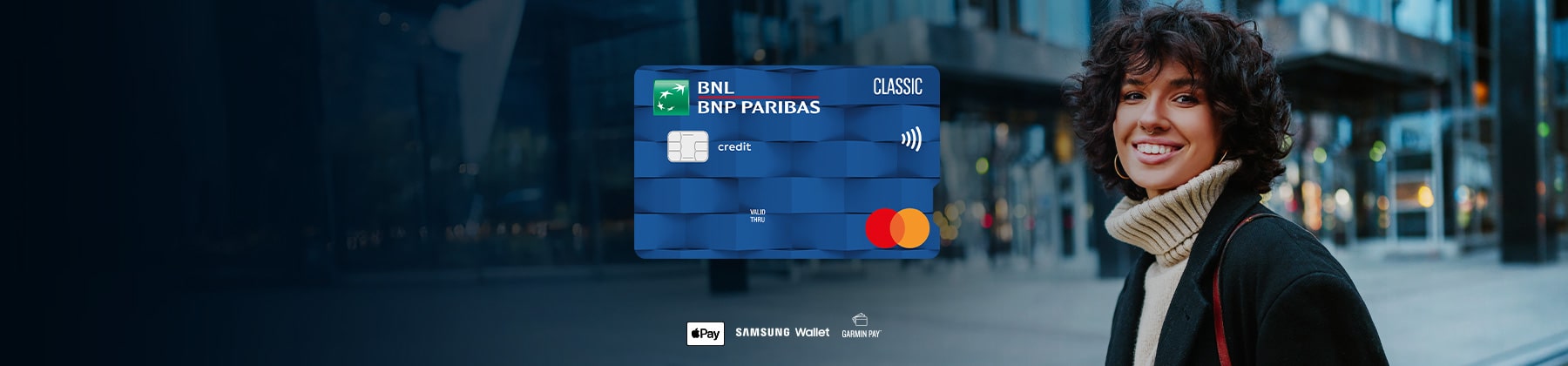 ragazza con cellulare in mano e immagine carta di credito classic