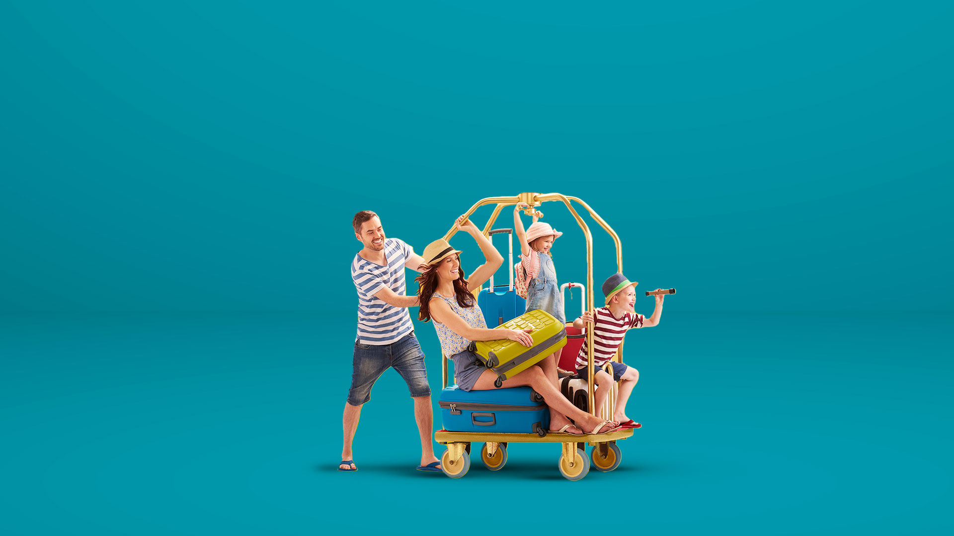  Famiglia allegra gioca su carrello per trasportare valigie