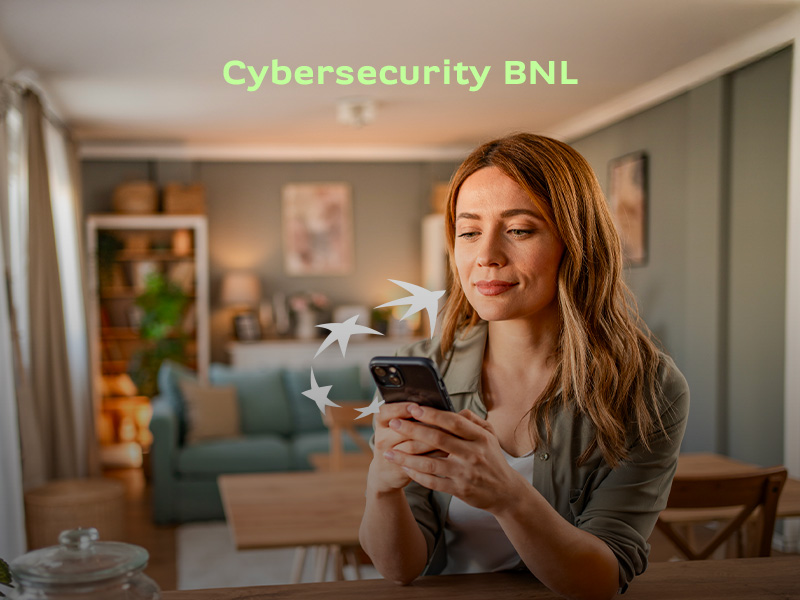 Cybersecurity BNL: una giovane donna guarda il suo smartphone