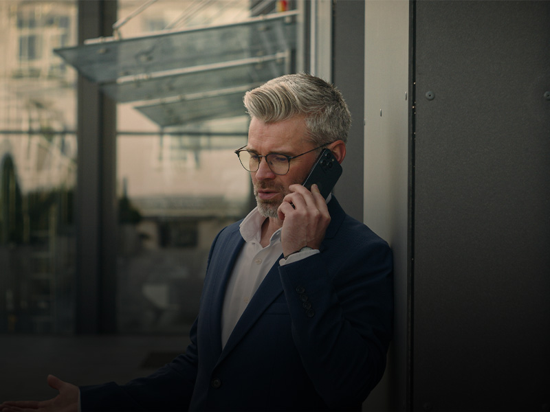 Sicurezza BNL: Un uomo parla al telefono con espressione un po' preoccupata