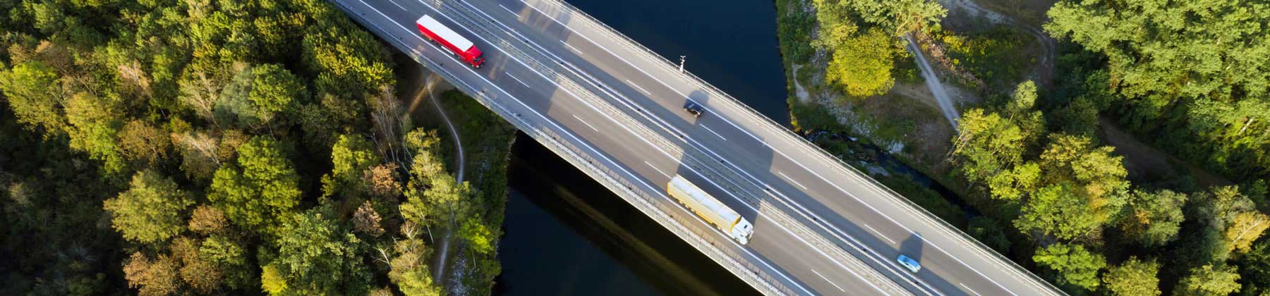 Fotografia aerea di un viadotto autostradale con macchine e tir in movimento