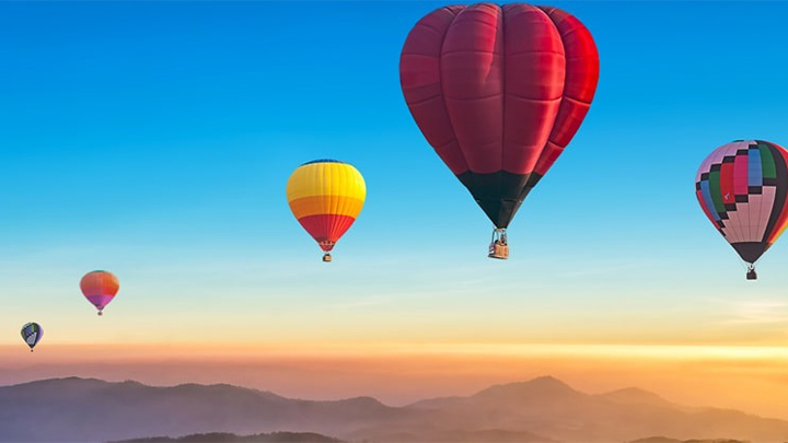 Mongolfiere colorate su sfondo di cielo e montagne