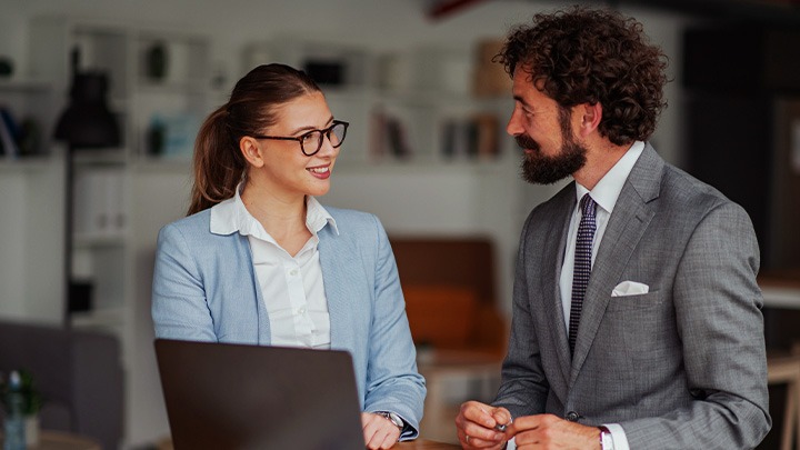 uomo e donna in contesto business