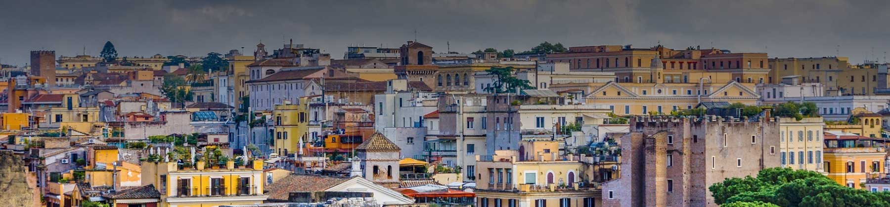Foto panoramica del quartiere Monti a Roma centro in una bella giornata di sole