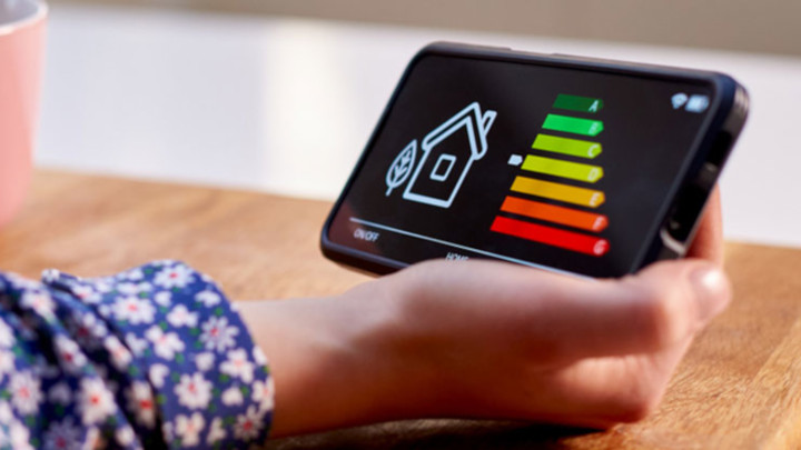 Immagine di uno smartphone contenente l'immagine di una tabella di efficienza energetica relativa alla casa