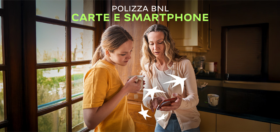 Mamma che mostra lo smartphone alla figlia adolescente