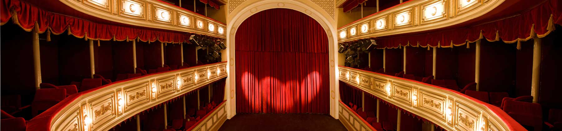 Sala interna di un grande teatro, con vista dalla galleria al palcoscenico