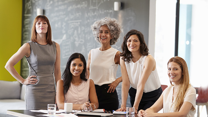 Gruppo di cinque donne imprenditrici