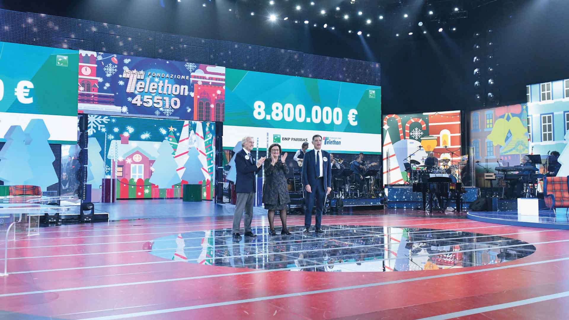 Scatto fotografico del momento in cui durante la maratona televisiva viene consegnato l'assegno di 8.800.000 euro