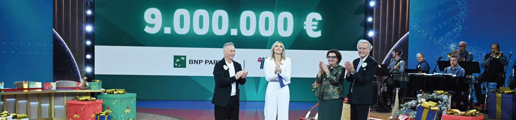 Fotografia della consegna dell'assegno durante la maratona televisiva Telethon 2025