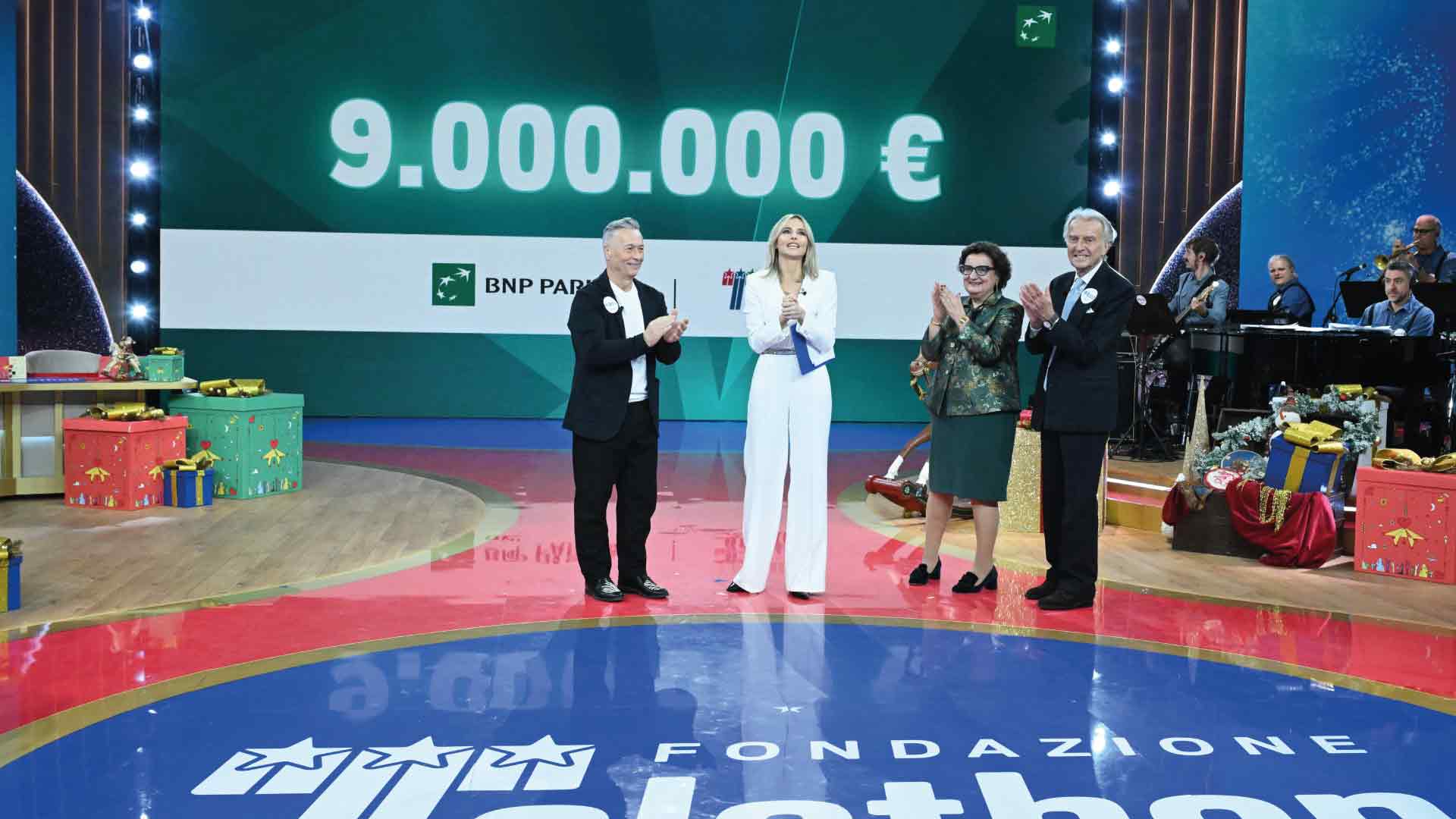 Scatto fotografico del momento in cui durante la maratona televisiva viene consegnato l'assegno di 9 milioni di euro