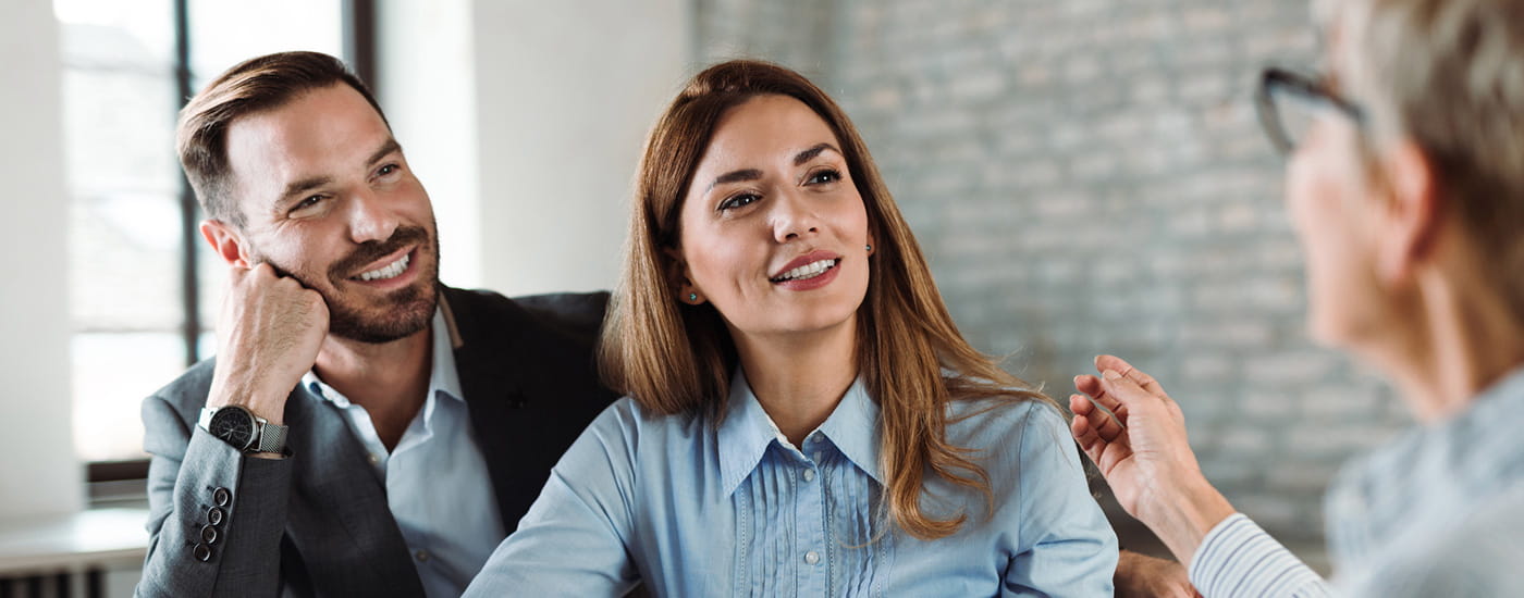 Uomo e donna parlano con un esperto BNL riguardo al proprio conto corrente