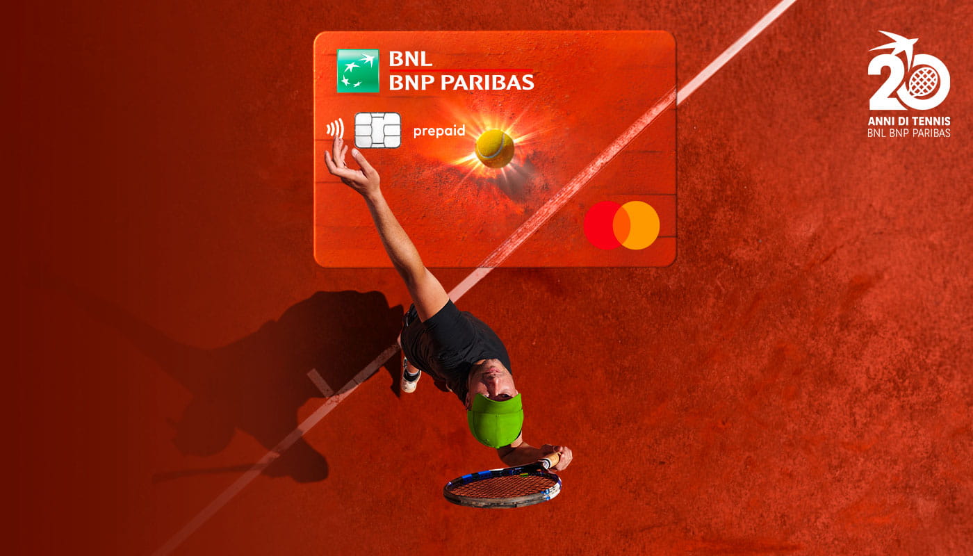 Tennista con racchetta alzata su sfondo campo terra rossa