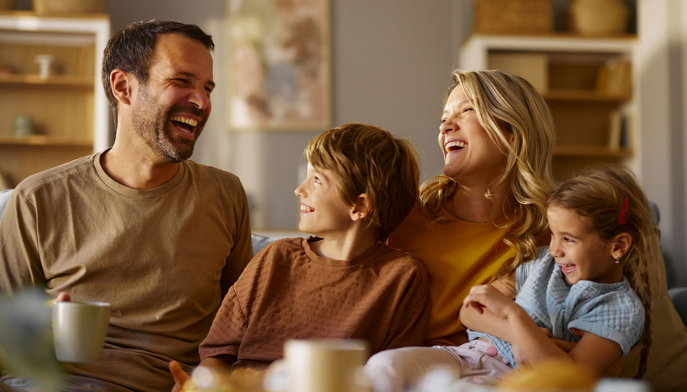 Immagine di una famiglia felice in un interno
