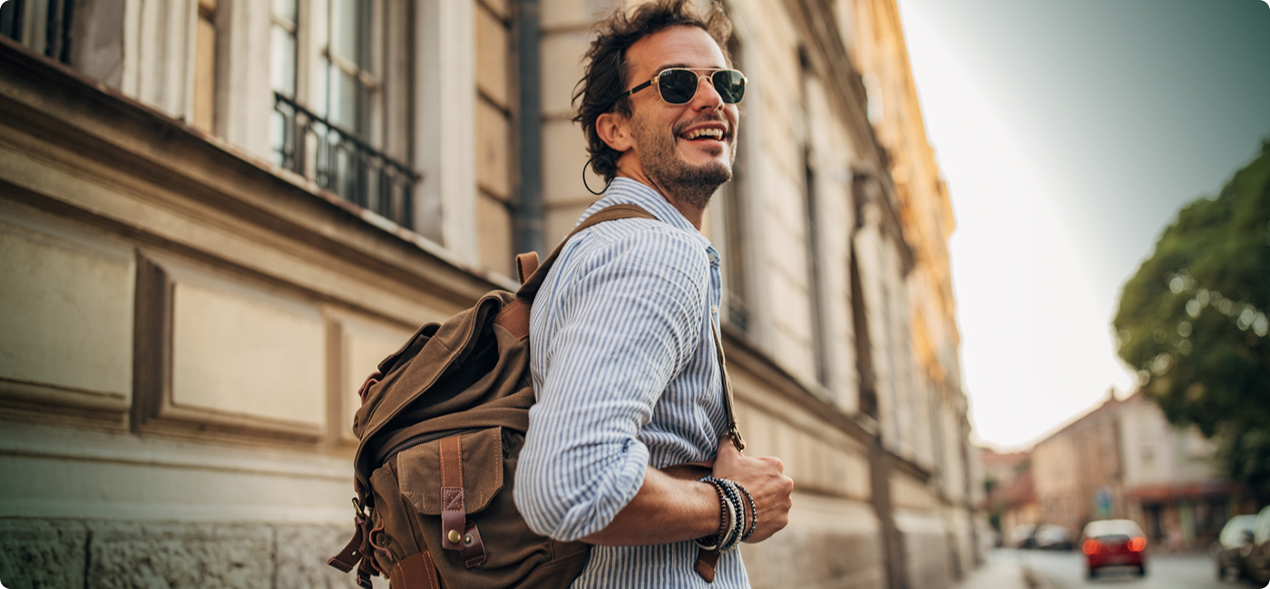 Ragazzo che cammina sorridente in città