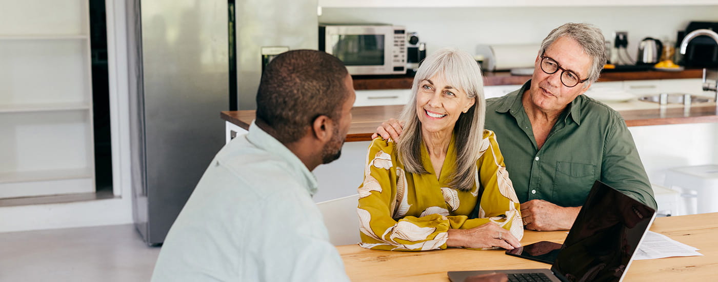 Una coppia anziana consulta un esperto BNL per una proposta di mutuo