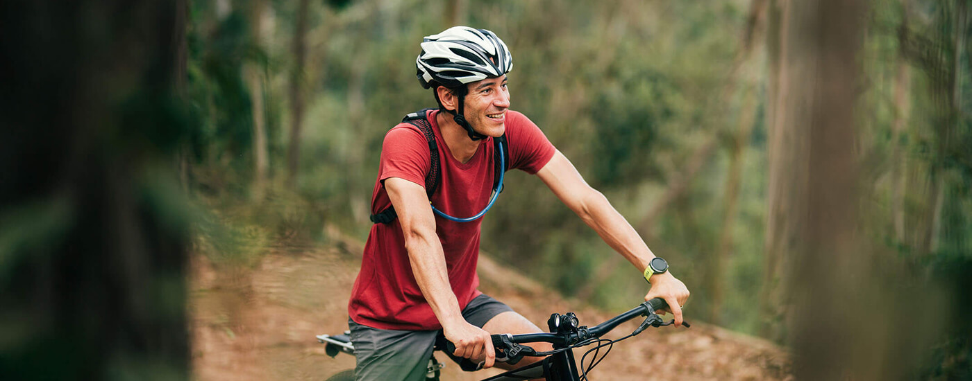 Ragazzo con bicicletta su sentiero naturale