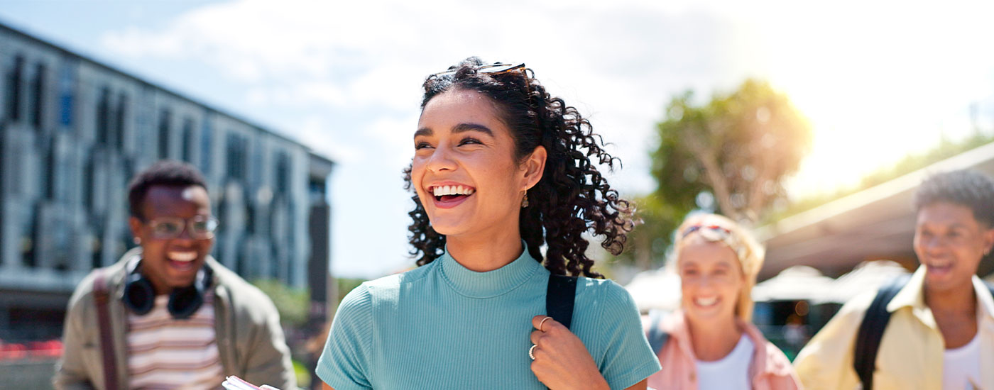 Studenti sorridenti fuori dall'università