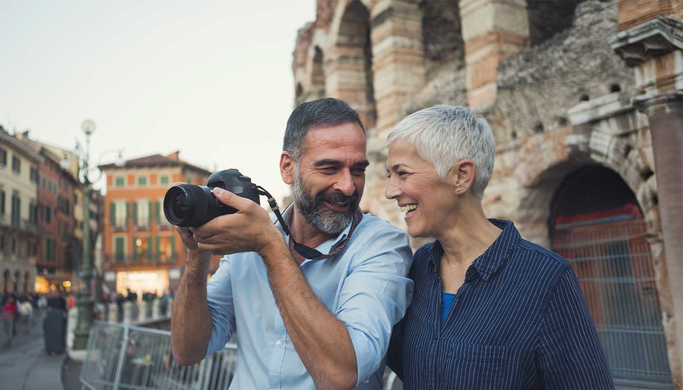 Coppia giovane sorridente