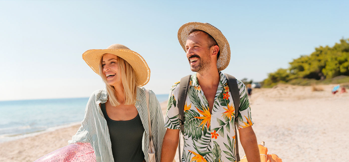 coppia sorridente in spiaggia