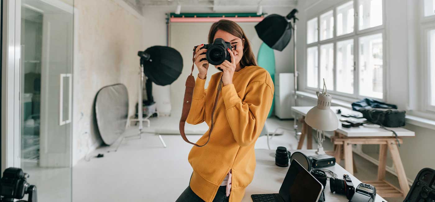ragazza fa uno scatto fotografico nel suo studio