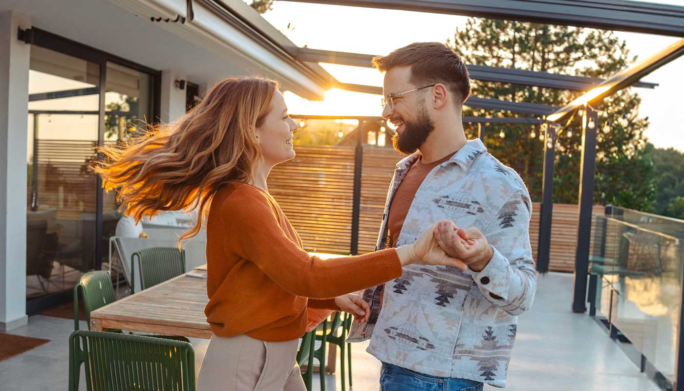 Coppia giovane sorridente