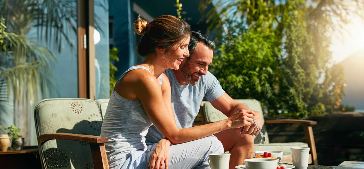 coppia in vacanza fa colazione