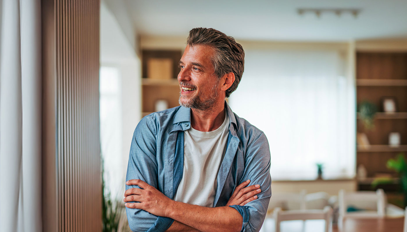 Uomo sorridente guarda orizzonte