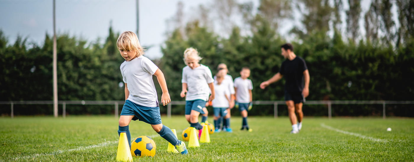 Bambini che si allenano a calcio