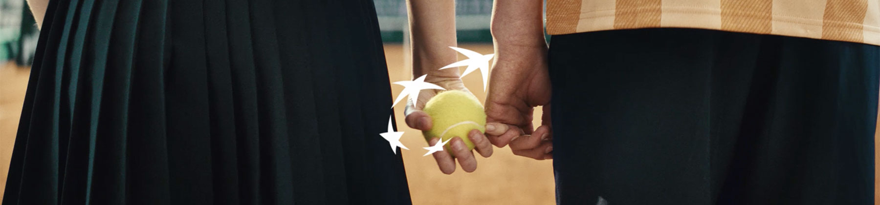 nuova creatività tennis 2025, con la fotografia di una giovane donna con la racchetta in mano