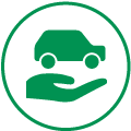 mano verde che sostiene e accompagna piccola auto verde all'interno di un cerchio