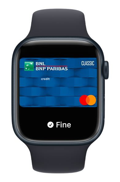 Apple watch con schermata su carta di credito BNL Classic per pagamento con Apple Pay