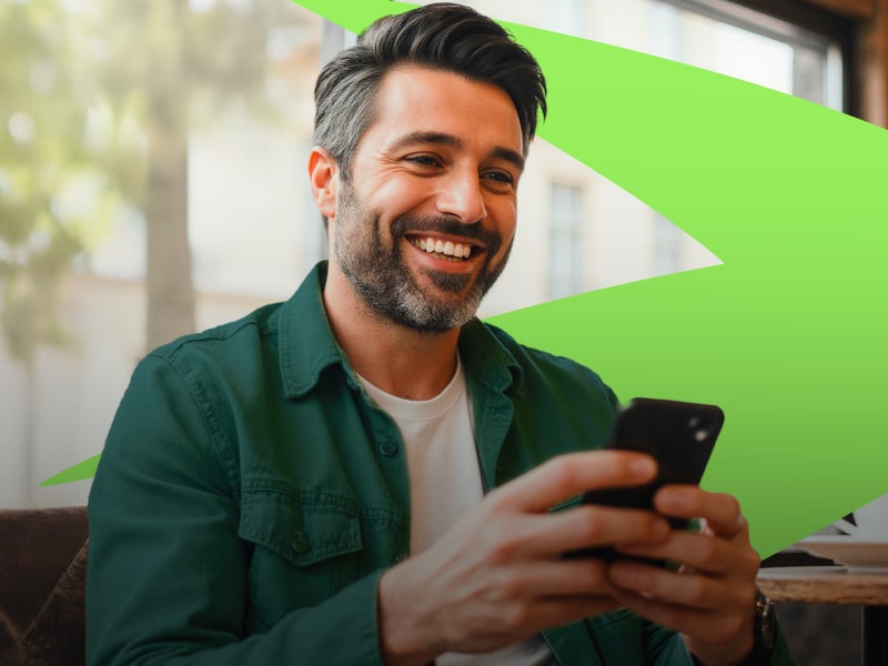 Un ragazzo guarda un cellulare