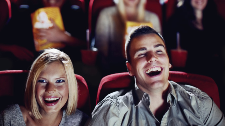 Un uomo e una donna al cinema guardano uno dei film finanziati dal 1935 ad oggi da BNL BNP Paribas.