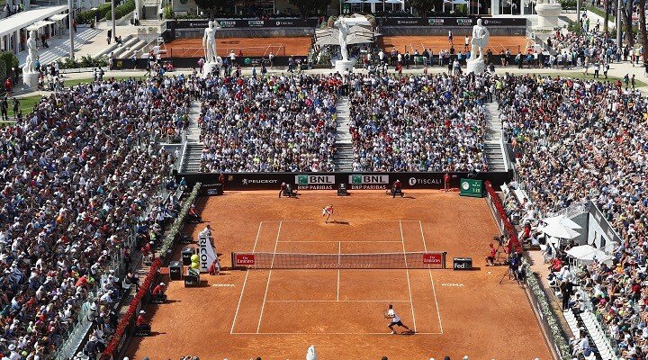 Veduta di un campo da tennis durante gli internazionali BNL d'Italia di cui BNL BNP Paribas è title sponsor.