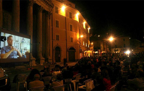 Scatto serale di una proiezione in piazza durante la rassegna Libero Cinema in Libera Terra sostenuta da BNL BNP Paribas.